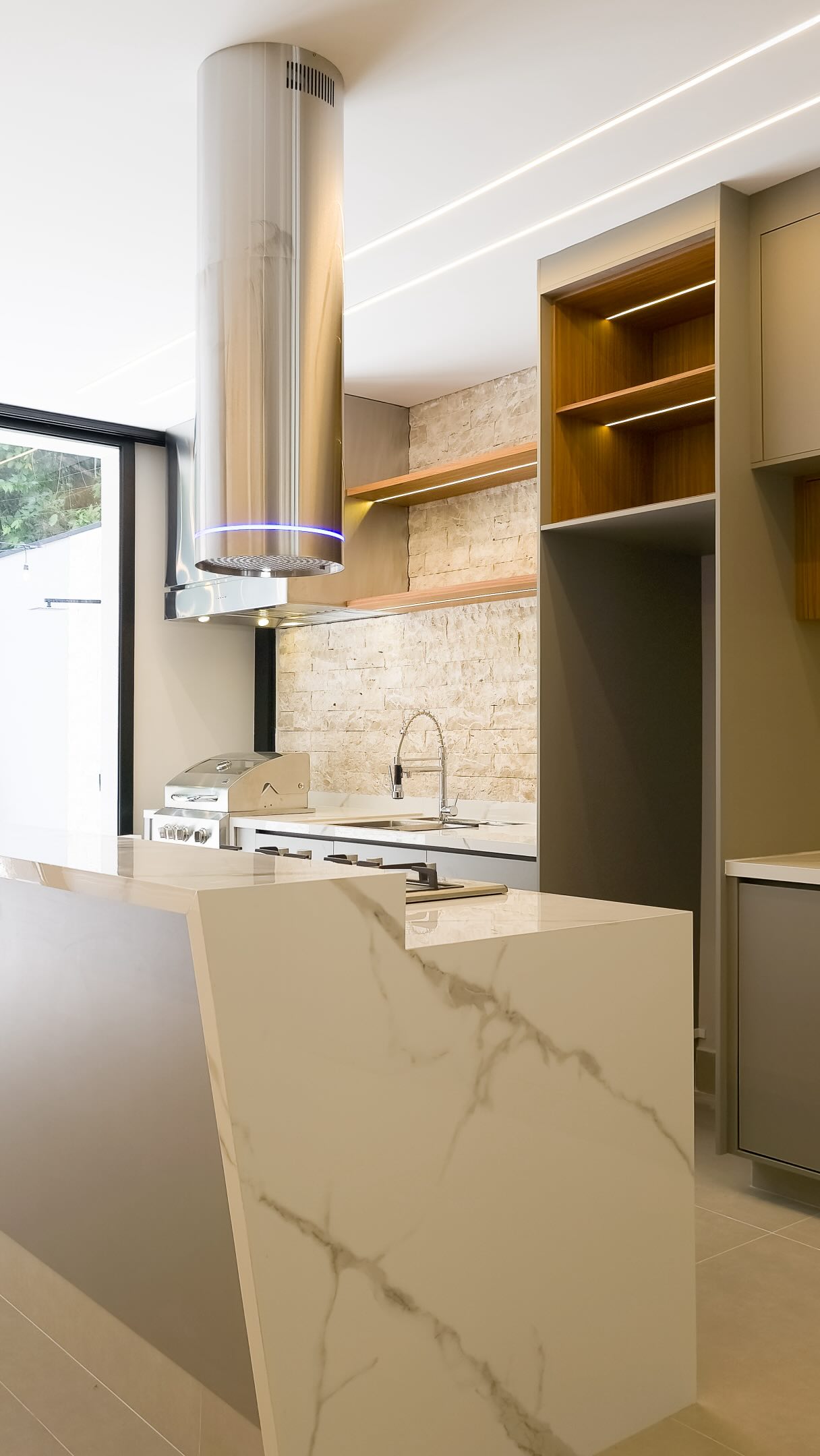 Cozinha com bancada de mármore e marcenaria